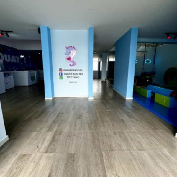 Piso pvc autoadhesivo instalado 68026