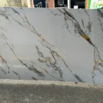 Lamina Mármol Blanco Vetas Dorada